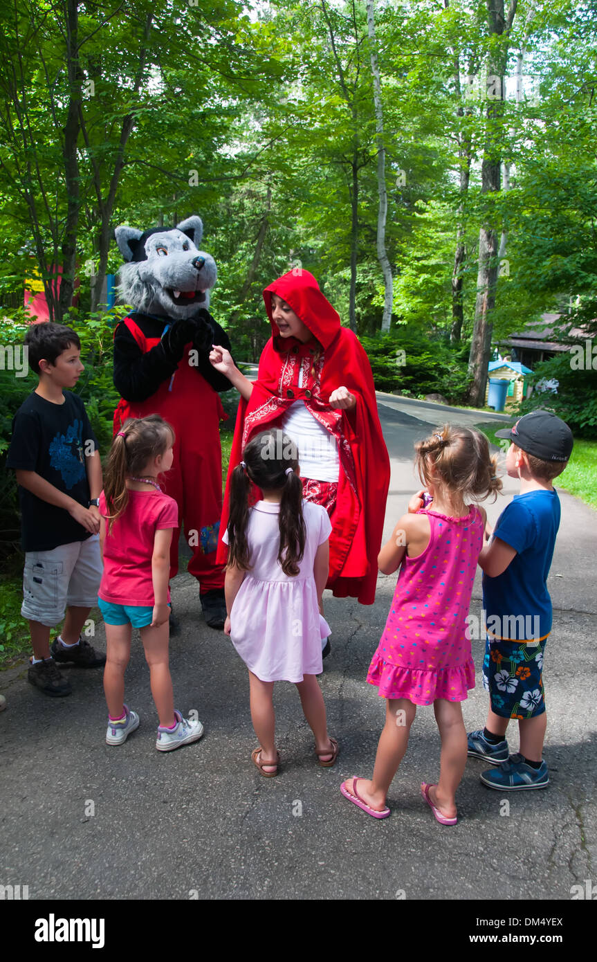 Personaggi Red Riding Hood ad Alice nel parco delle meraviglie, Laurentians, Quebec, Canada Foto Stock
