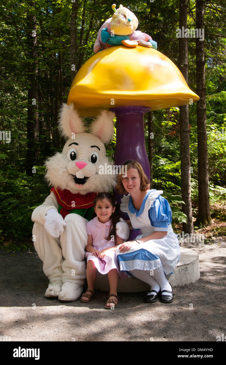 Bambino con caratteri da Alice nel paese delle meraviglie di Alice aux Pays des Merveilles parco divertimenti Laurentians Québec Foto Stock