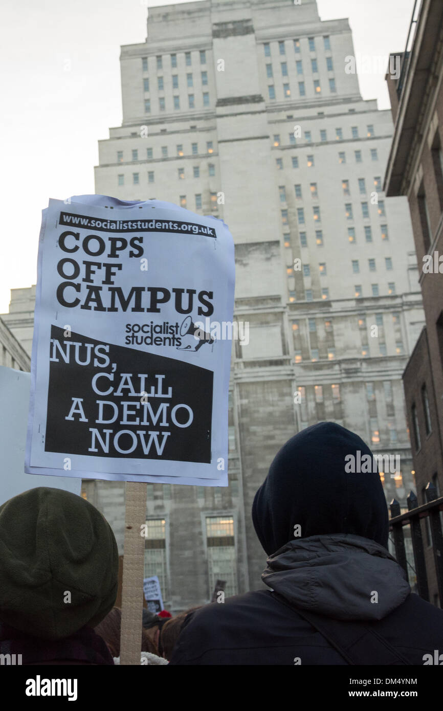 Londra, Regno Unito. Undicesimo Dec, 2013. Gli studenti prendono parte in un Regno Unito ampia dimostrazione contro la presenza della polizia nei campus universitari. La protesta è stata una risposta alla Università di Londra al divieto di occupazioni nei suoi locali a seguito di un sit-in presso la University of London europea il 4 e 5 dicembre, che era stato interrotto dalle forze di polizia e le guardie di sicurezza in ciò che gli studenti dichiarano di aver subito una violenta e pesante. Credito: Patricia Phillips/Alamy Live News Foto Stock