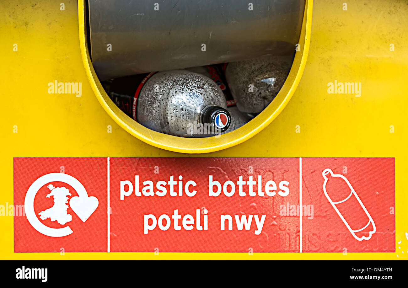 La bottiglia di plastica riciclaggio con segno in inglese e gallese, Six Bells, Wales, Regno Unito Foto Stock