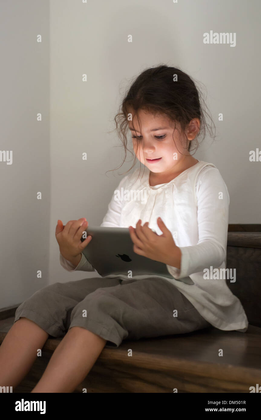 Bambino e Ipad Foto Stock