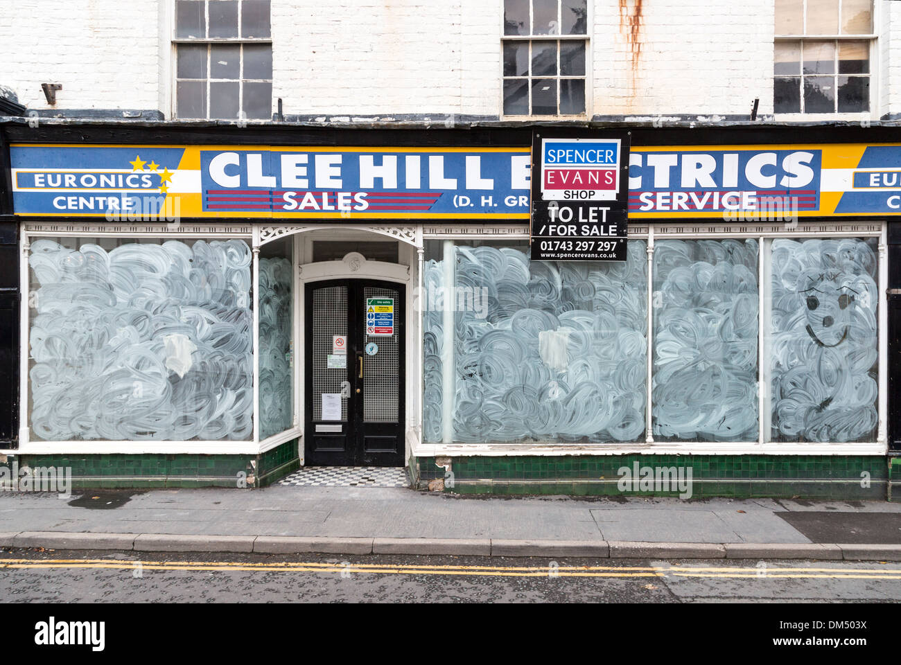 Negozio chiuso con finestre dipinte di bianco, Church Stretton, Shropshire Foto Stock