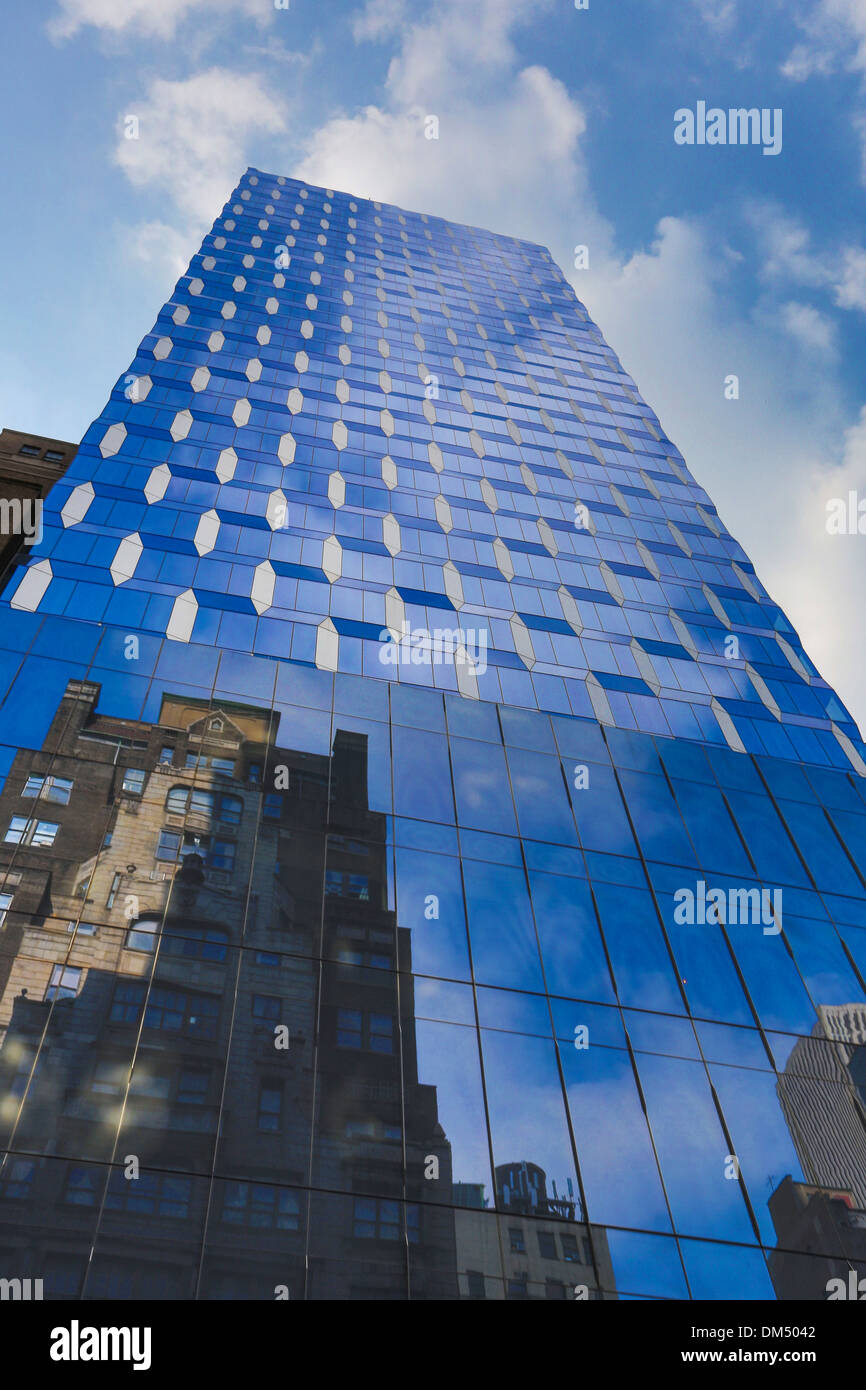 Quarantaduesimo avenue street blocco Manhattan New York Stati Uniti d'America Stati Uniti America edificio di architettura di contrasto della città vecchia di vetro nuovo Foto Stock