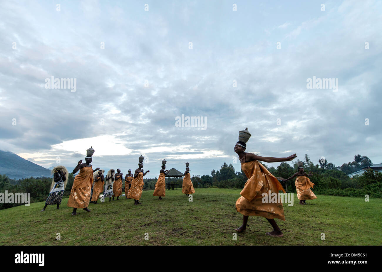 Tradizionale ballerini africani Parco Nazionale Vulcani Ruanda Africa Foto Stock