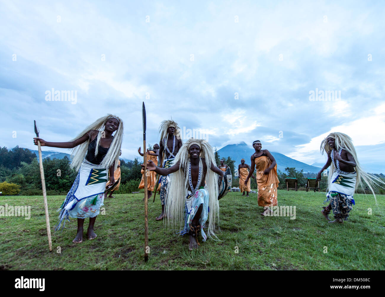 Tradizionale ballerini africani Parco Nazionale Vulcani Ruanda Africa Foto Stock