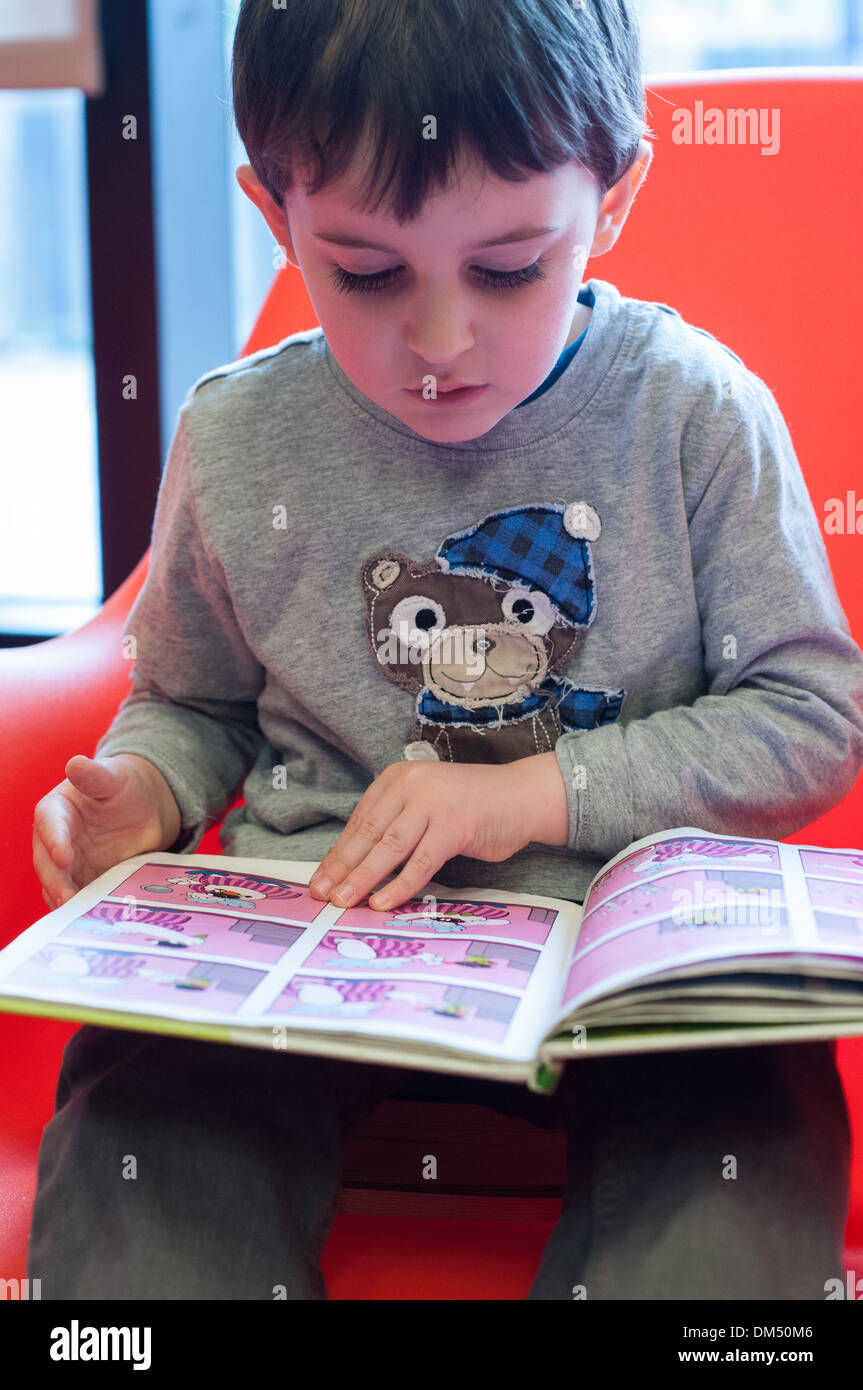 Ragazzo lettura prenota Foto Stock