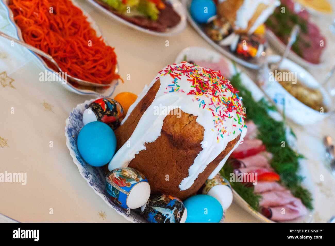 Russo di pasqua tradizionale pasto di festa con torte Koulitchi & uova decorate Foto Stock