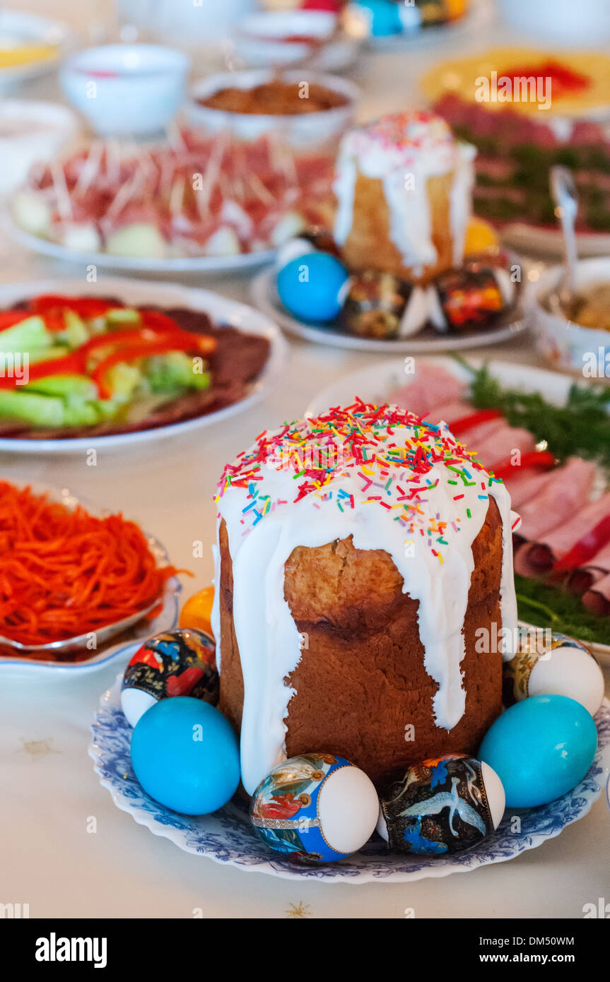 Russo di pasqua tradizionale pasto di festa con torte Koulitchi & uova decorate Foto Stock