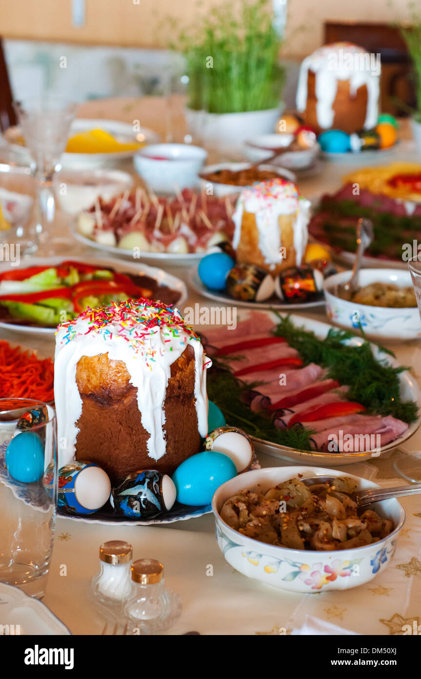 Russo di pasqua tradizionale pasto di festa con torte Koulitchi & uova decorate Foto Stock