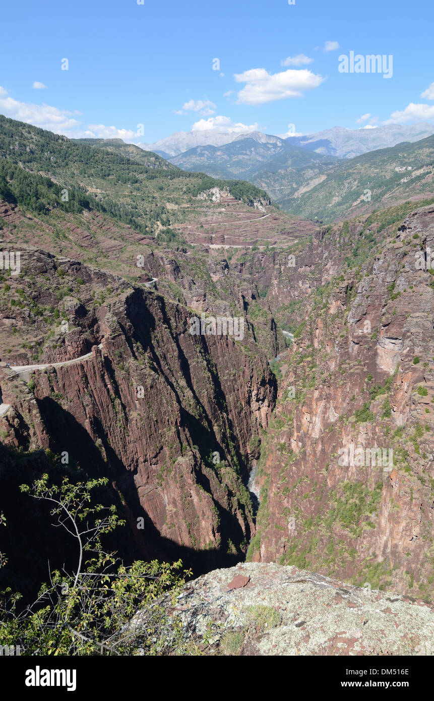 Vista sulla gola di Daluis o Canyon della parte superiore del fiume Var Haut-Var Alpes-Maritimes Francia Foto Stock