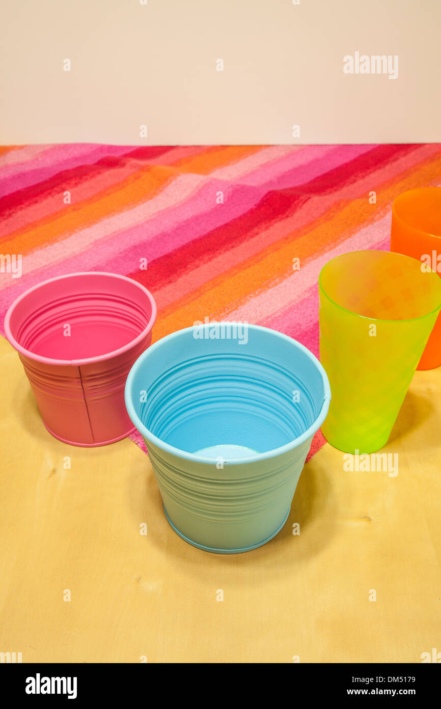 Vivacemente colorato di contenitori Foto Stock
