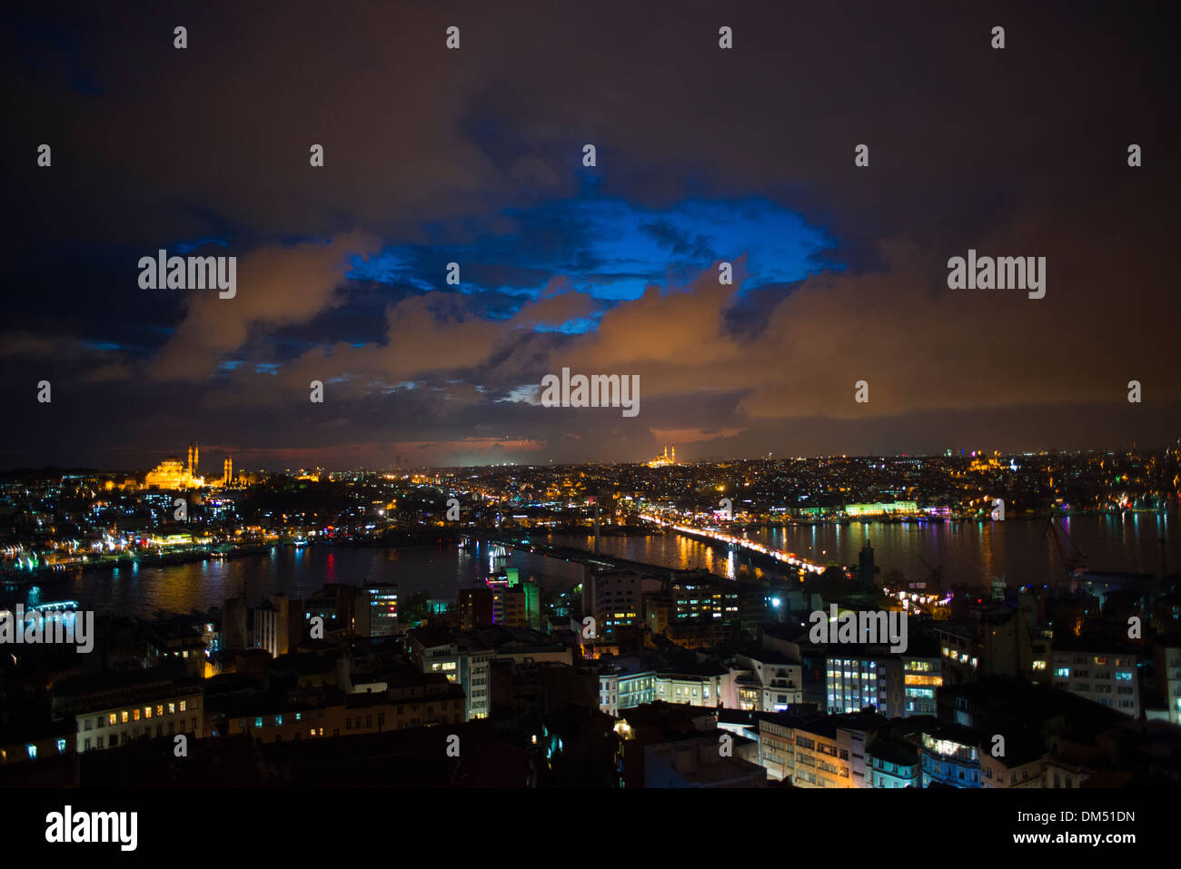 La notte cade su Istanbul, Tsar-City. La vista invernale dalla Torre Galata Foto Stock