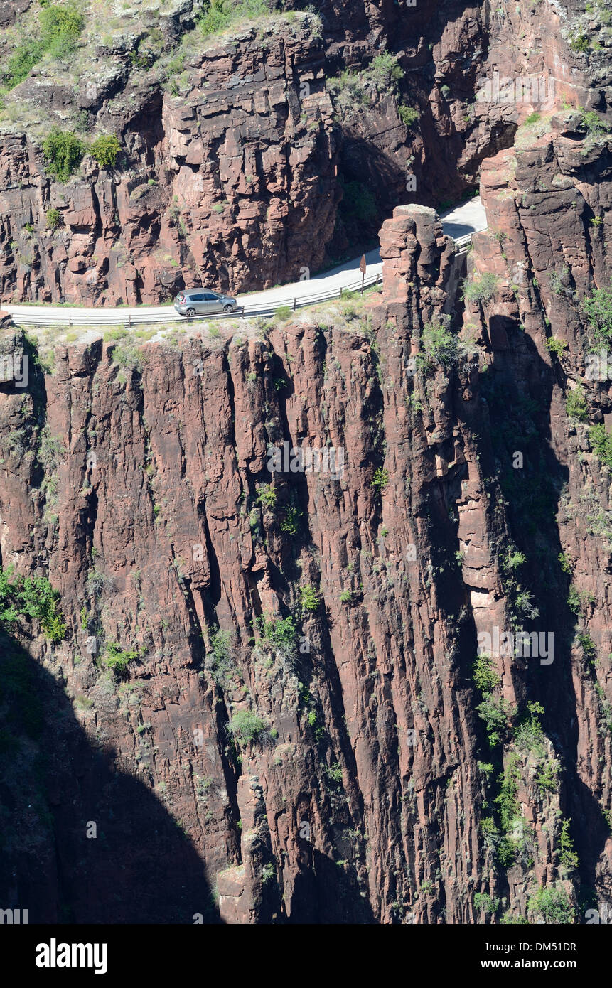 Vista aerea di guida auto lungo la pericolosa stretta strada di montagna nella gola di Daluis Haut-Var Alpes-Maritimes Francia Foto Stock