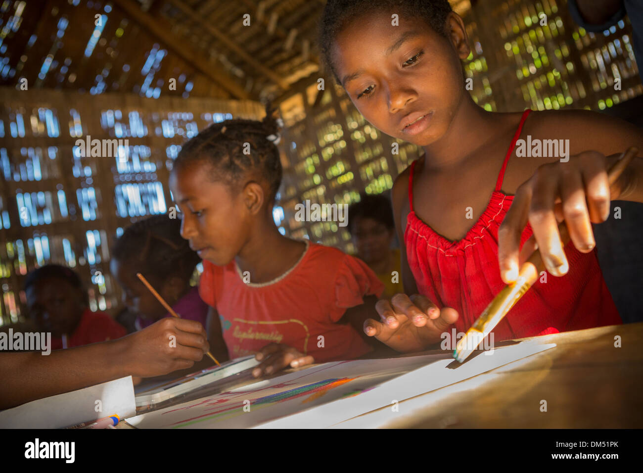 Pittura per bambini nella classe di arte in Vatomandry distretto, Madagascar. Foto Stock