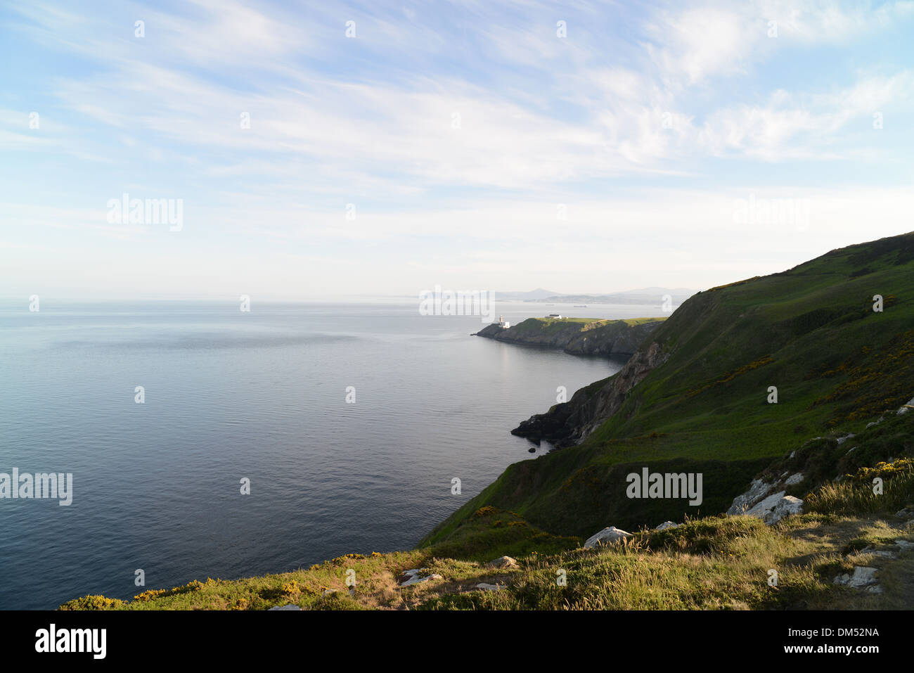 Il faro di Baily e la baia di Dublino dalla scogliera Howht percorso (Irlanda). Foto Stock