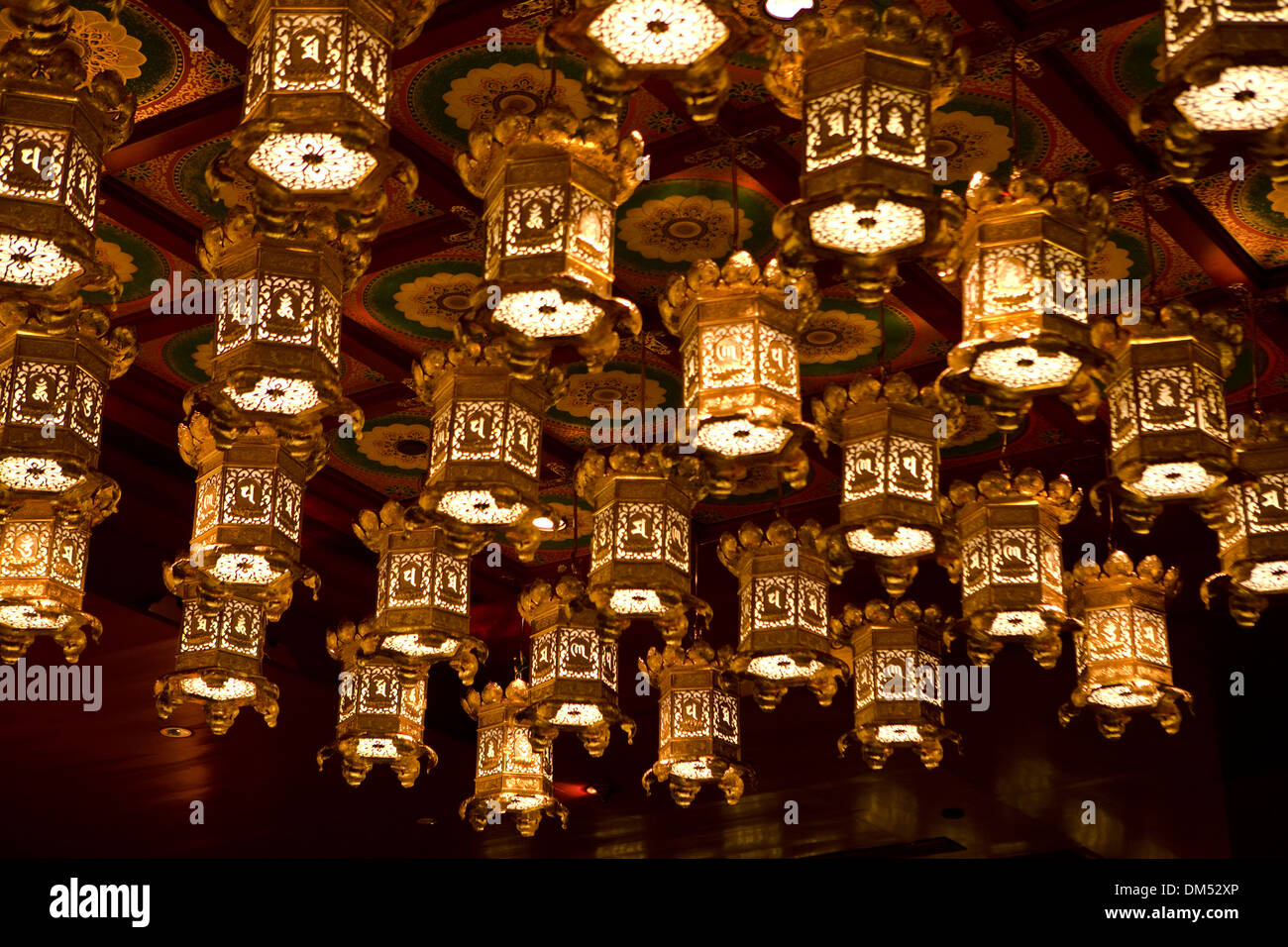 Lanterne sul soffitto del Dente del Buddha reliquia del tempio e Museo in Chinatown, Singapore. Foto Stock