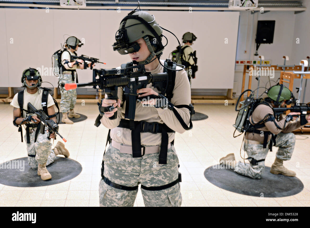 Noi soldati dell esercito condotta coinvolgente simulazione virtuale di formazione utilizzando il soldato smontati Training System Dicembre 11, 2013 in Grafenwoehr, Germania. Foto Stock
