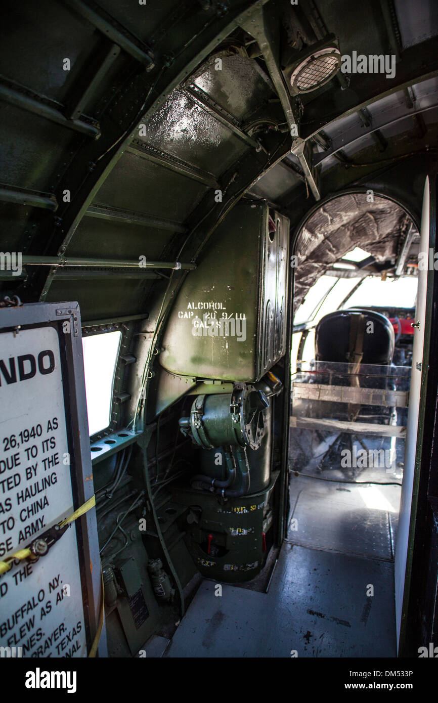 Il Cockpit, Radio ingranaggio e tabella di navigazione in C-46 Cargo Aereo di proprietà di Commemorative Air Force Camarillo California Foto Stock