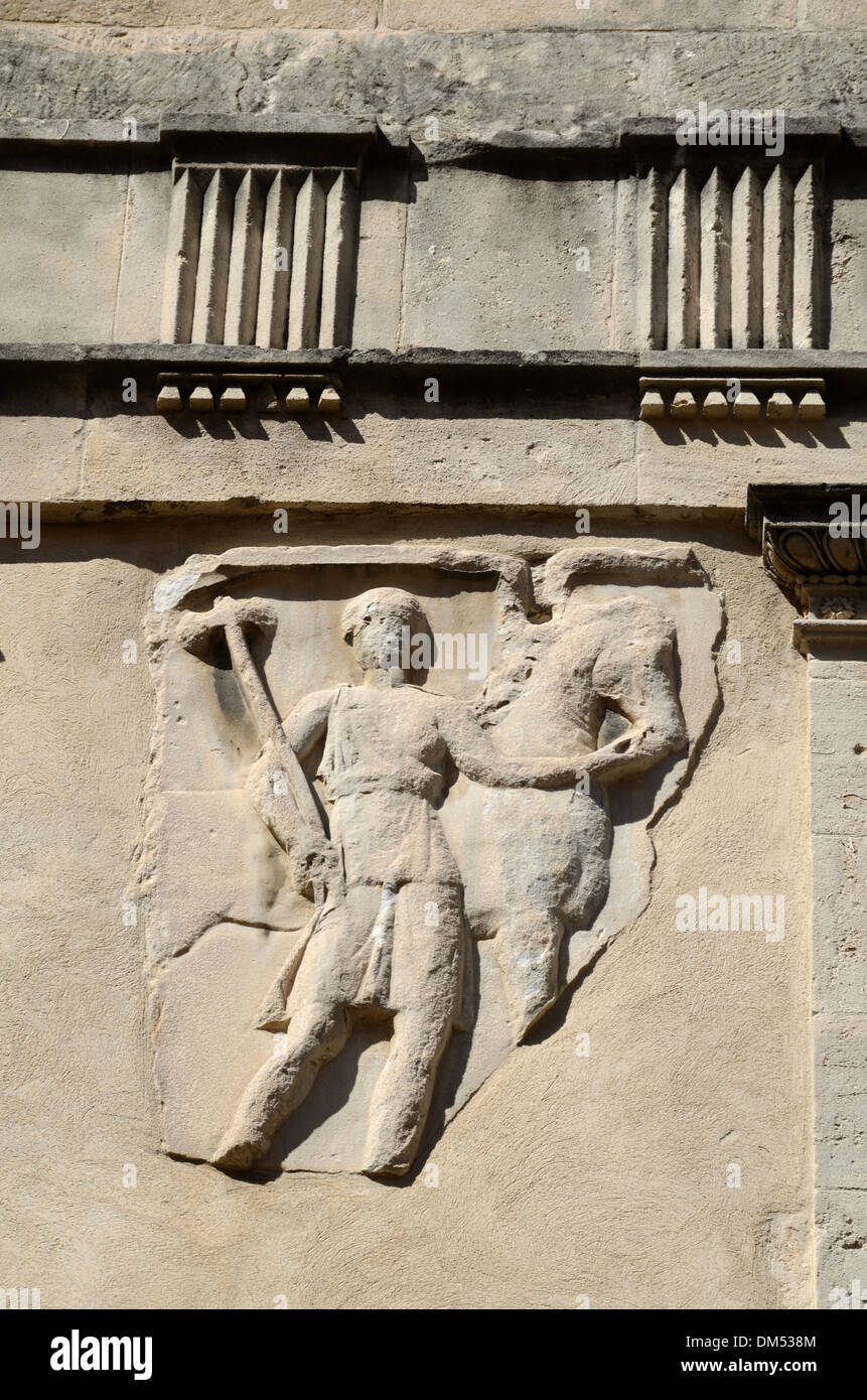 Soldato Romano di cavalleria scultura o Bas-Relief incorporato nella parete della casa di città su Rue des Arenes Arles Provence Francia Foto Stock