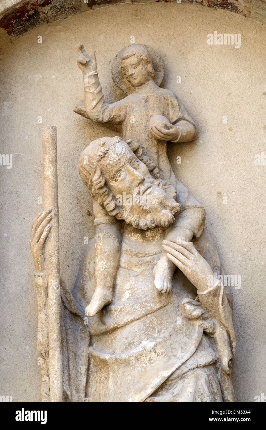 Scultura medievale, statua di Saint Christopher (c14TH), Patrono di viaggiatori, portando Gesù bambino o il bambino sulle spalle Boulbon Provenza Francia Foto Stock