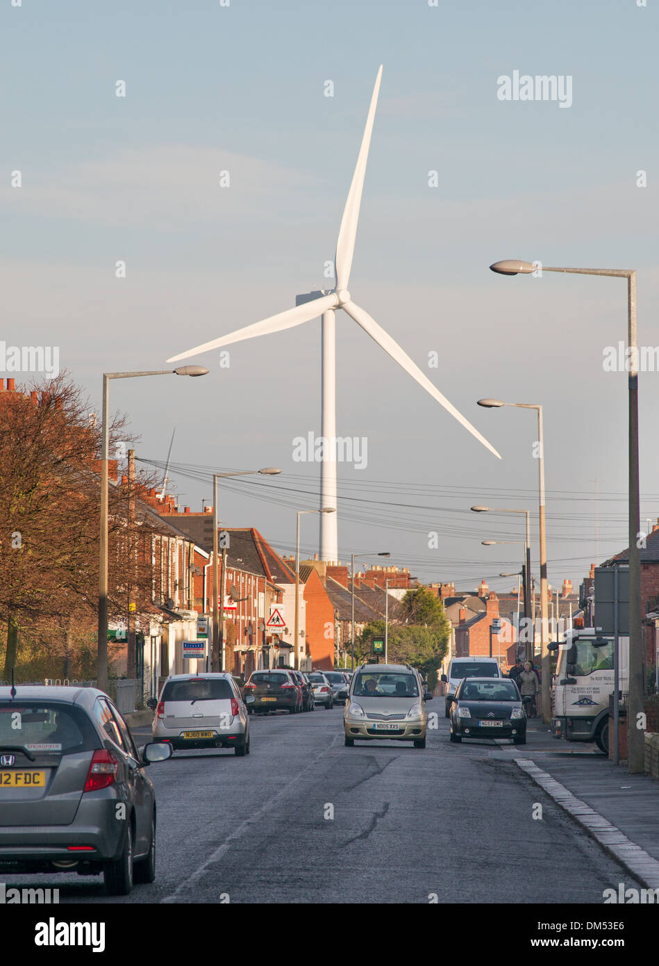 Monster turbina eolica domina lo skyline di Blyth, North East England, Regno Unito Foto Stock