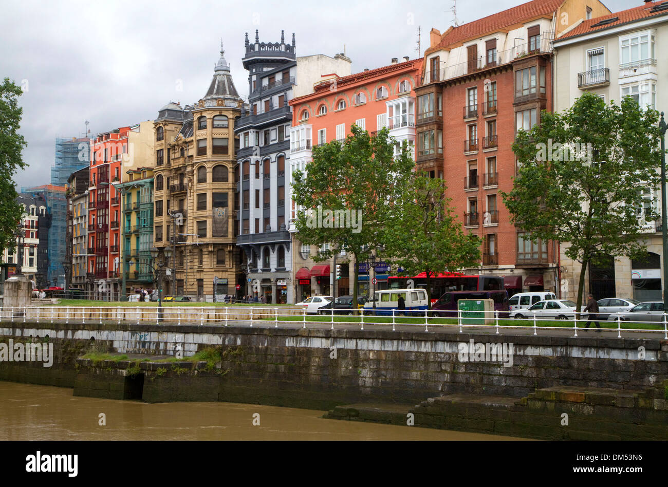 Il fiume Nervion a Bilbao, Biscaglia, Spagna. Foto Stock