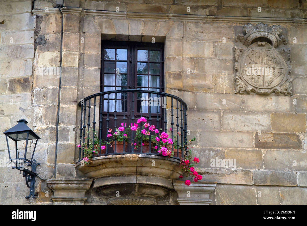 Stemma scolpito in un muro di pietra a Santillana del Mar, Cantabria, Spagna. Foto Stock