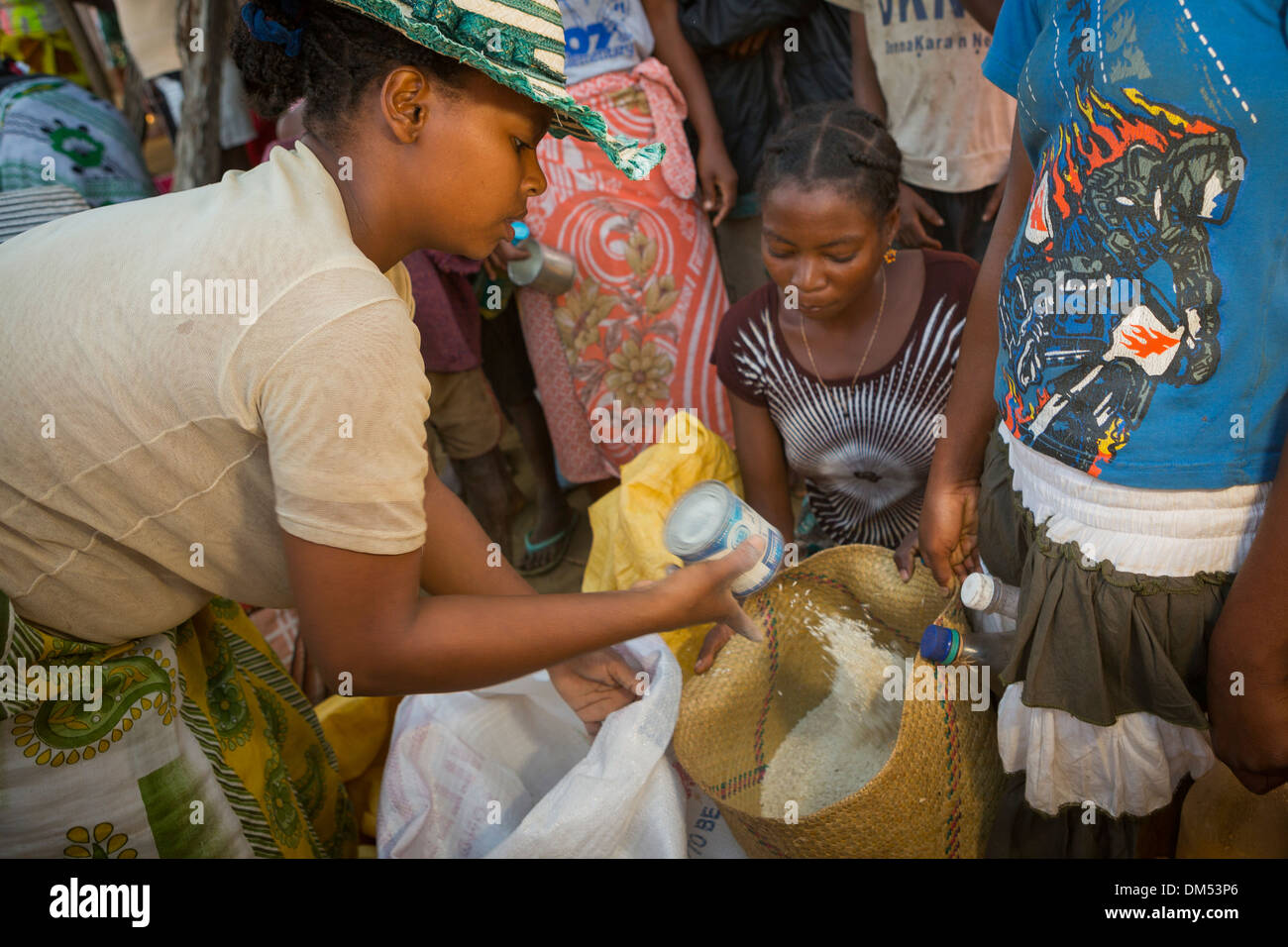 La distribuzione di aiuti alimentari - Vatomandry distretto, Madagascar. Foto Stock