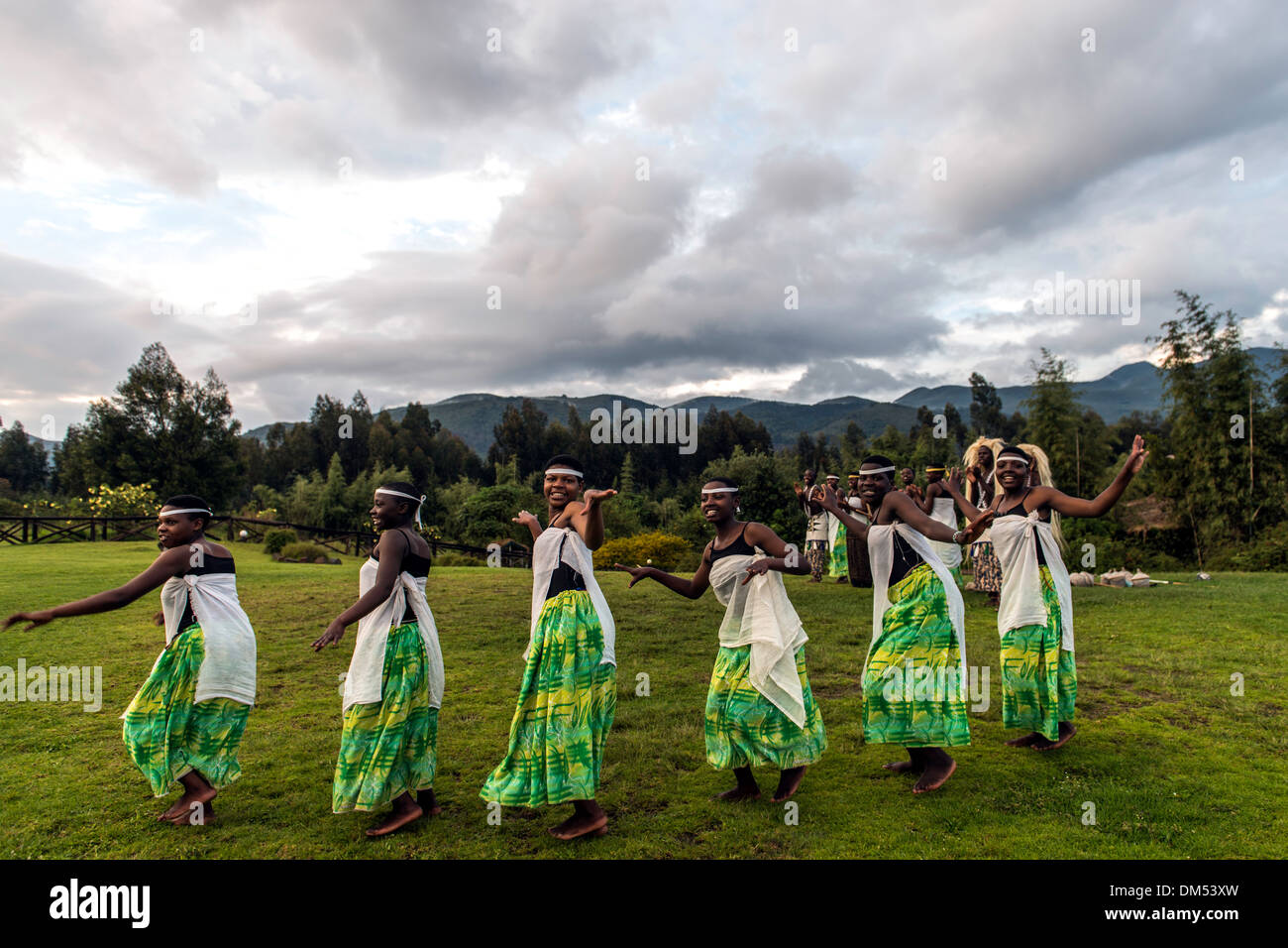 Tradizionale ballerini africani Parco Nazionale Vulcani Ruanda Africa Foto Stock