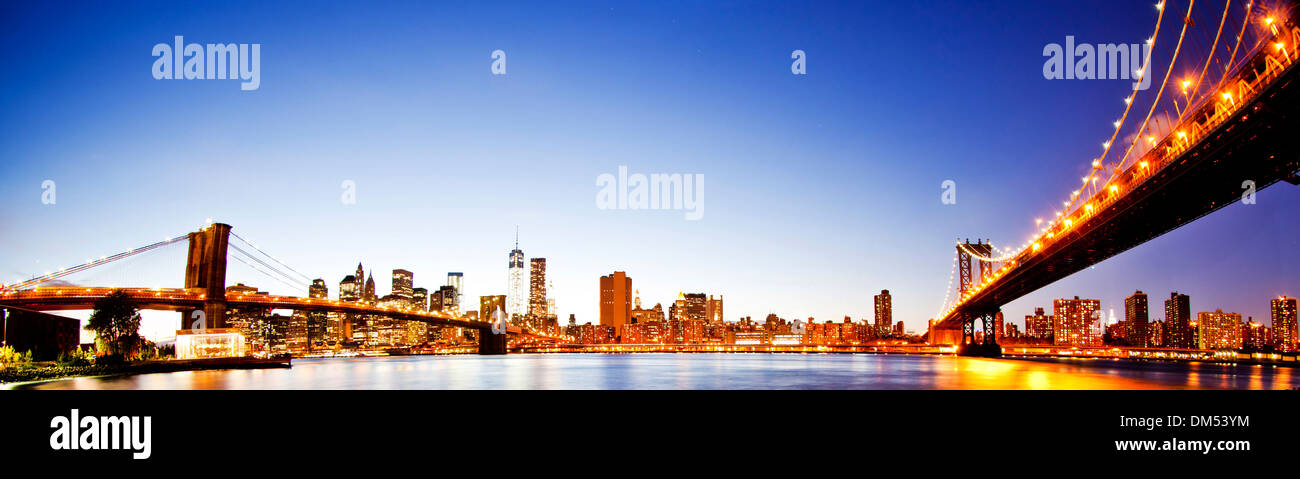 Manhattan Bridge e il Ponte di Brooklyn con lo skyline di Manhattan di notte Foto Stock