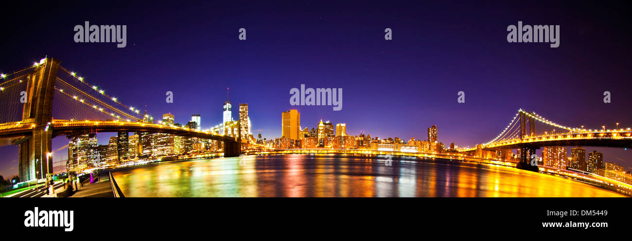 Manhattan Bridge e il Ponte di Brooklyn con lo skyline di Manhattan di notte prese con obiettivo fisheye Foto Stock
