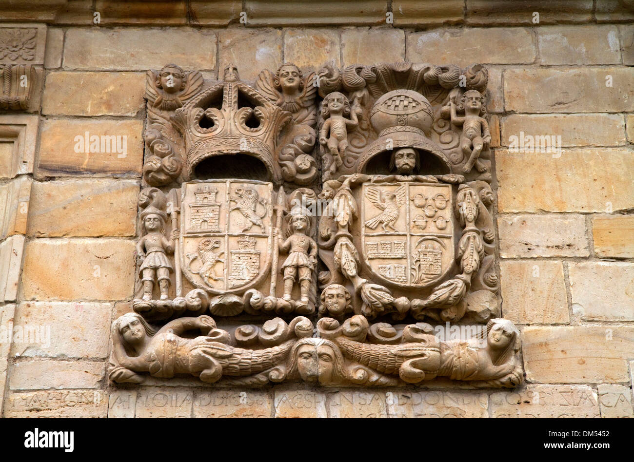 Stemma scolpito nel muro di pietra del Hotel los Infantes a Santillana del Mar, Cantabria, Spagna. Foto Stock