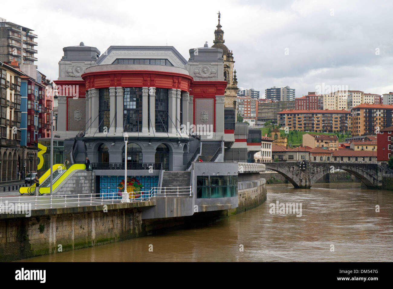 Esterno del Mercado de la Ribera lungo il fiume Nervion a Bilbao, Biscaglia, Spagna. Foto Stock