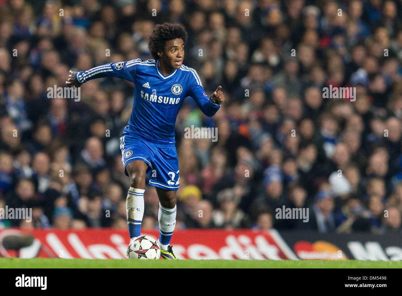 Londra, Regno Unito. Undicesimo Dec, 2013. Chelsea's WILLIAN durante la Champions League gruppo e gioco tra Chelsea e Steaua Bucarest da Stamford Bridge. Credito: Azione Sport Plus/Alamy Live News Foto Stock