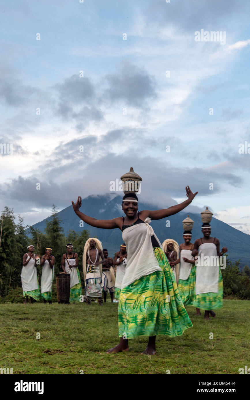 Tradizionale ballerini africani Parco Nazionale Vulcani Ruanda Africa Foto Stock