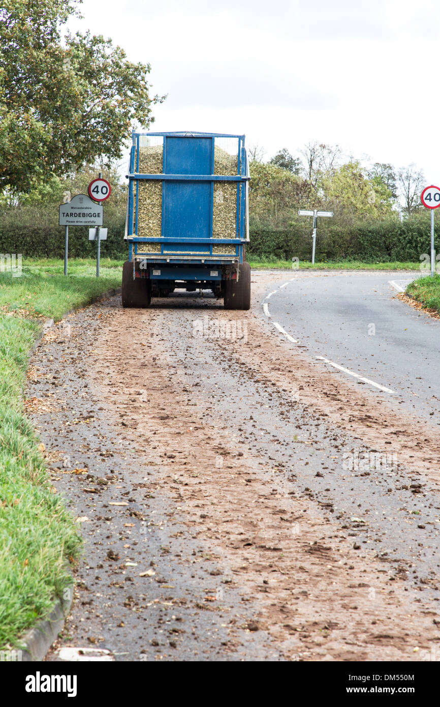 Fango sul paese lane da apparato di fattoria lo spostamento delle colture raccolte, England, Regno Unito Foto Stock