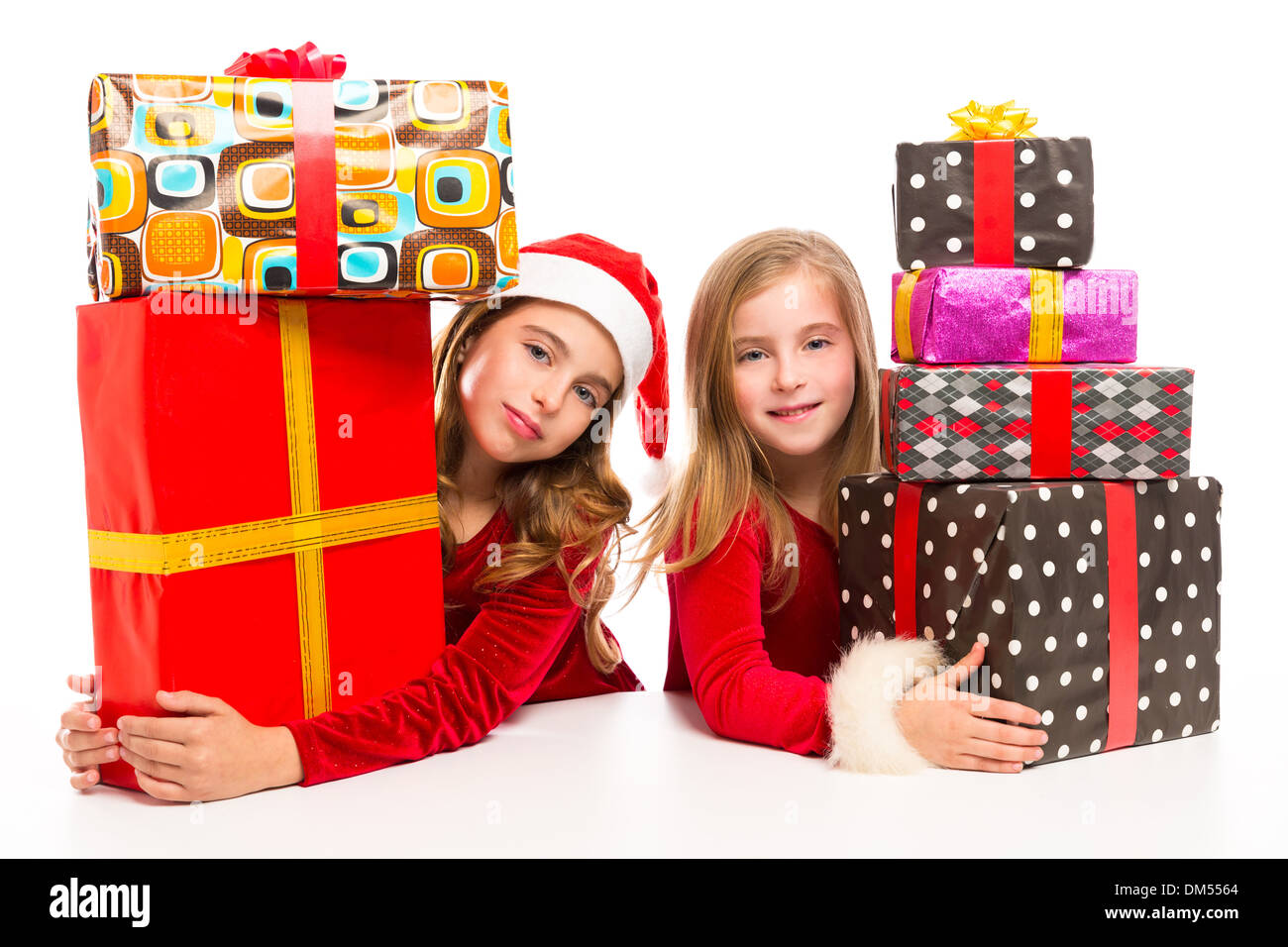 Christmas Santa kid ragazze con molti regali accatastati isolato su bianco Foto Stock