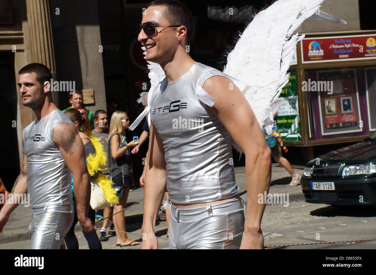 Le persone omosessuali e i loro amici e sostenitori frequentare Praga Gay Pride Parade. Foto Stock