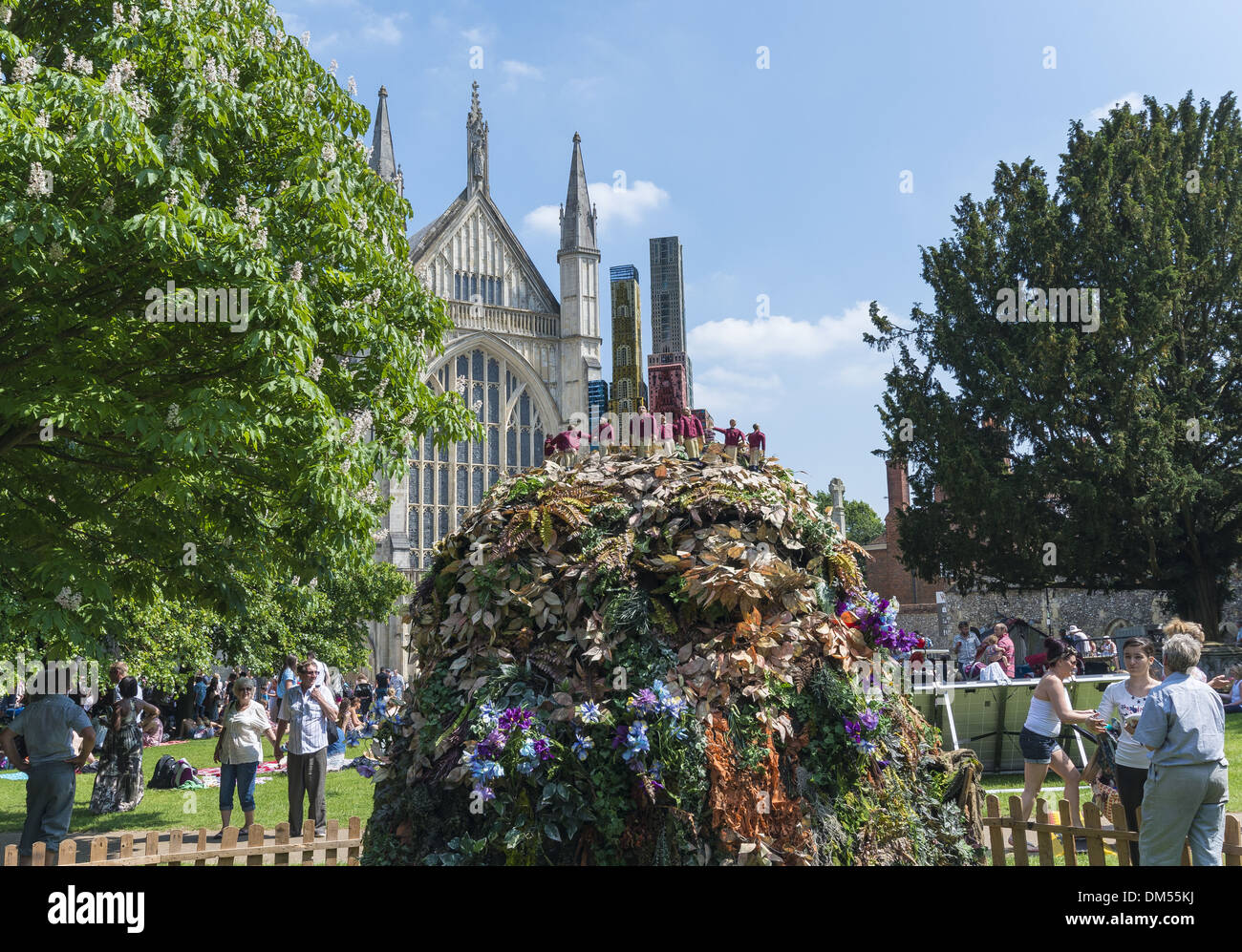 Scultura di città in miniatura circondato da persone nella Cattedrale di Winchester motivi al Winchester Hat Fair Foto Stock