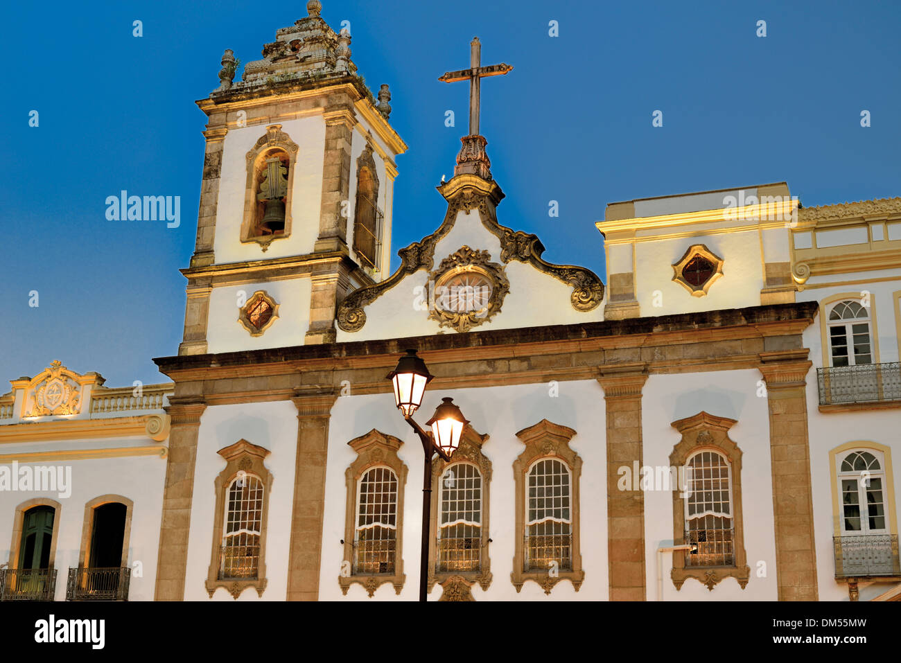 Il Brasile, Salvador da Bahia: dettaglio della chiesa coloniale di Sao Domingos Gusmao a Terreiro de Jesus square con le luci della sera Foto Stock