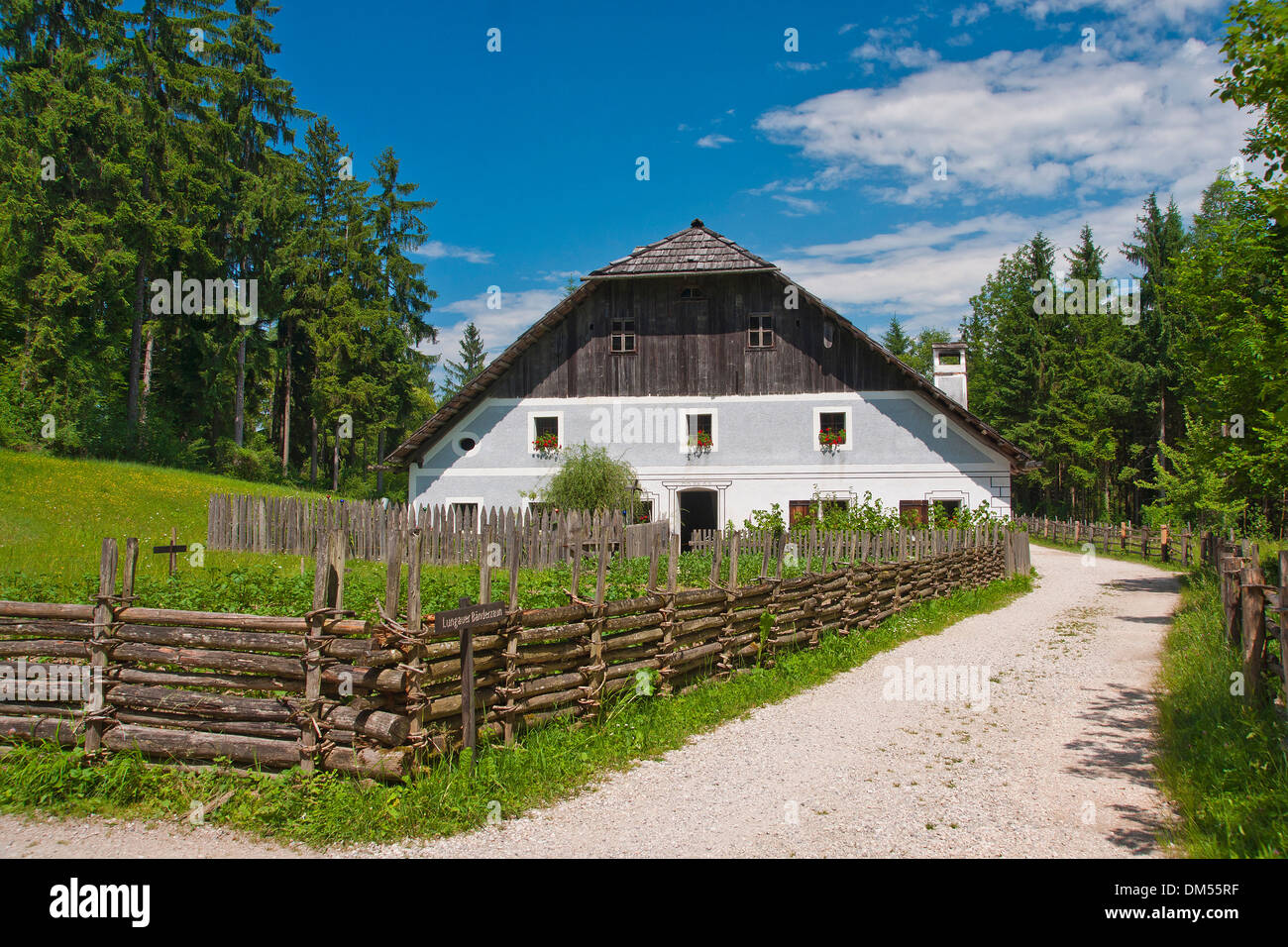 Austria Austria Salisburgo terra museo country house home la costruzione dell'edificio storico di finestra agriturismo fiori gerani Foto Stock