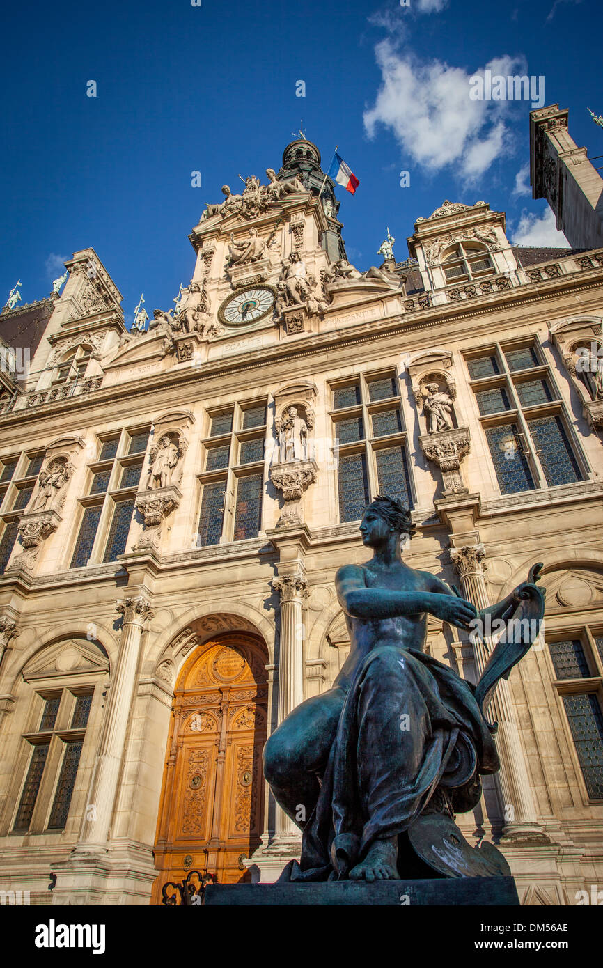 Statua allegorica che rappresenta 'Arti' di Jules Blanchard sotto l' Hotel de Ville, Parigi Francia Foto Stock