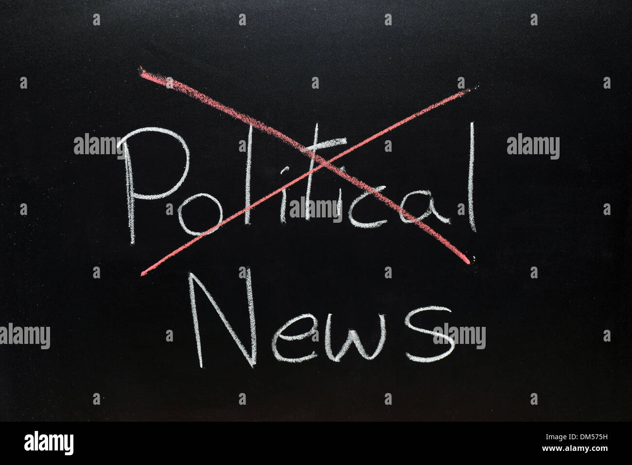 Notizie politiche disegnate su una lavagna in gesso con politiche barrata. Foto Stock