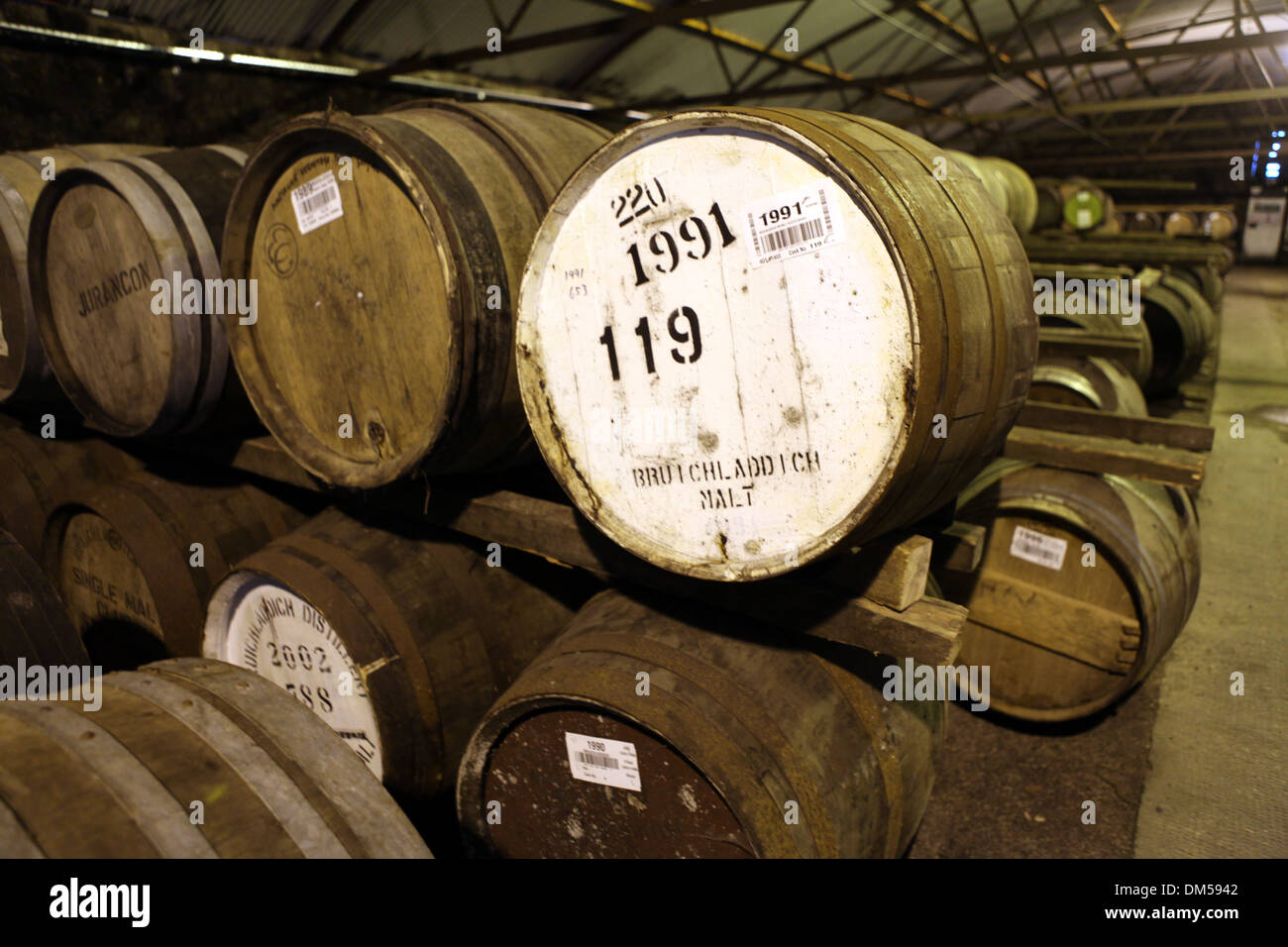 Botti di legno di rovere a Bruichladdich distilleria sull'isola di Islay Foto Stock