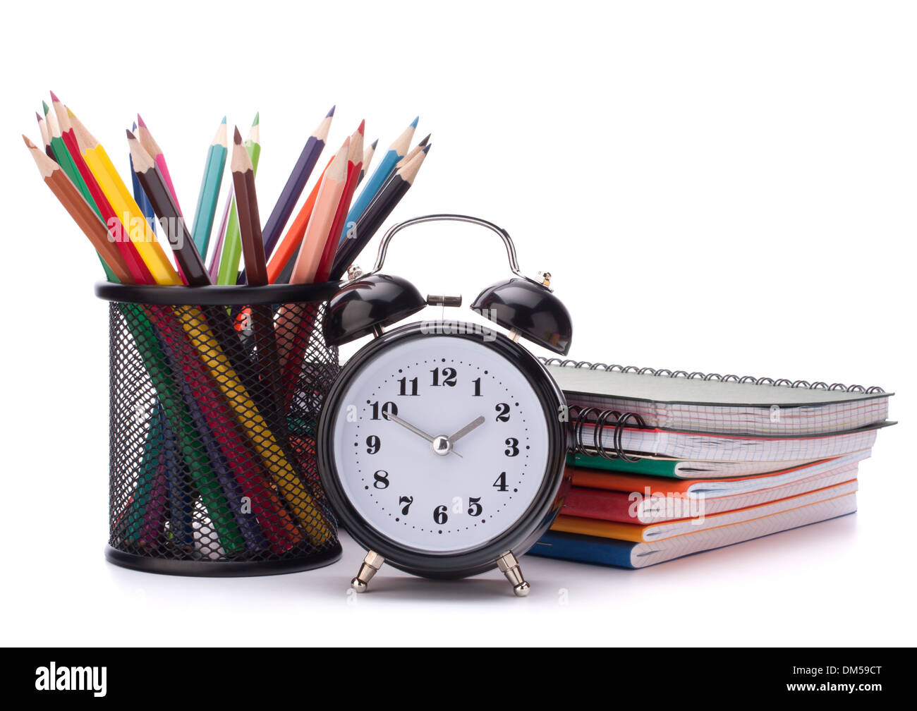 Sveglia, notebook stack e matite. Schoolchild e studi dello studente accessori. Si torna a scuola concetto. Foto Stock