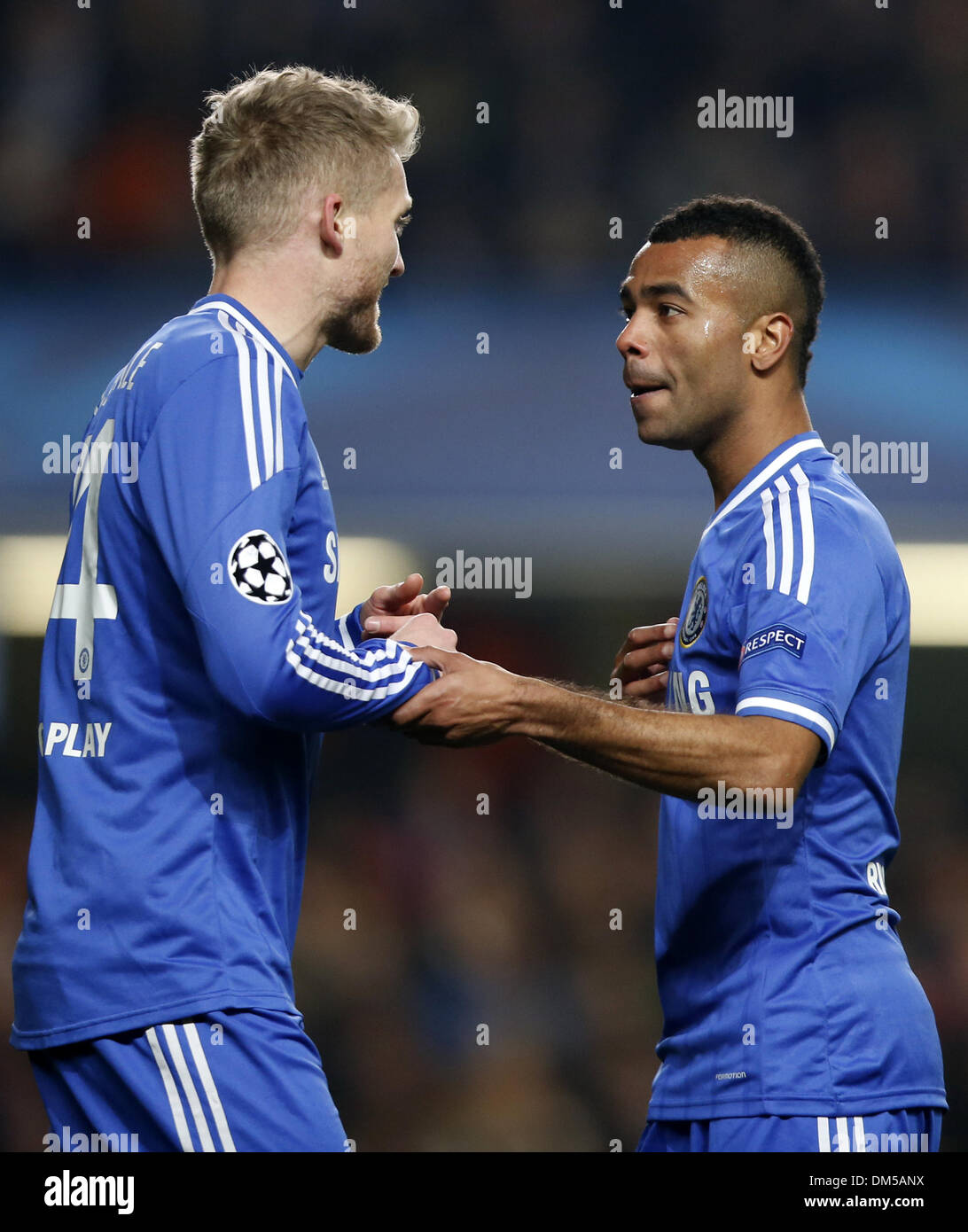 (131212) -- London, Dic 12, 2013 (Xinhua) -- Ashley Cole (R) del Chelsea comunica con il suo compagno di squadra Andre Schurrle durante la UEFA Champions League Gruppo E match tra Chelsea e FC Steaua Bucarest a Stadio Stamford Bridge di Londra, Gran Bretagna, a Dic. 11, 2013. Chelsea ha vinto 1-0. (Xinhua/Wang Lili) Foto Stock