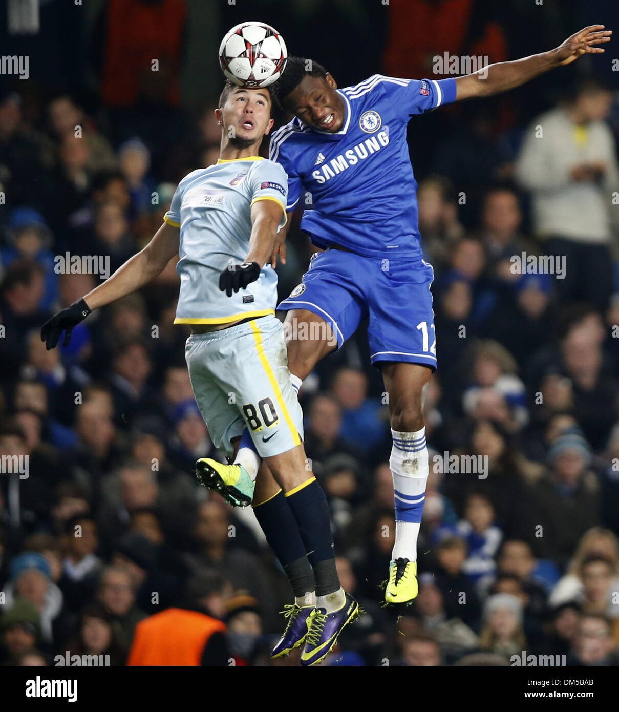 (131212) -- London, Dic 12, 2013 (Xinhua) -- John Obi Mikel (R) del Chelsea vies con Gabriel Iancu di FC Steaua Bucarest durante la UEFA Champions League Gruppo E match tra Chelsea e FC Steaua Bucarest a Stadio Stamford Bridge di Londra, Gran Bretagna, a Dic. 11, 2013. Chelsea ha vinto 1-0. (Xinhua/Wang Lili) Foto Stock