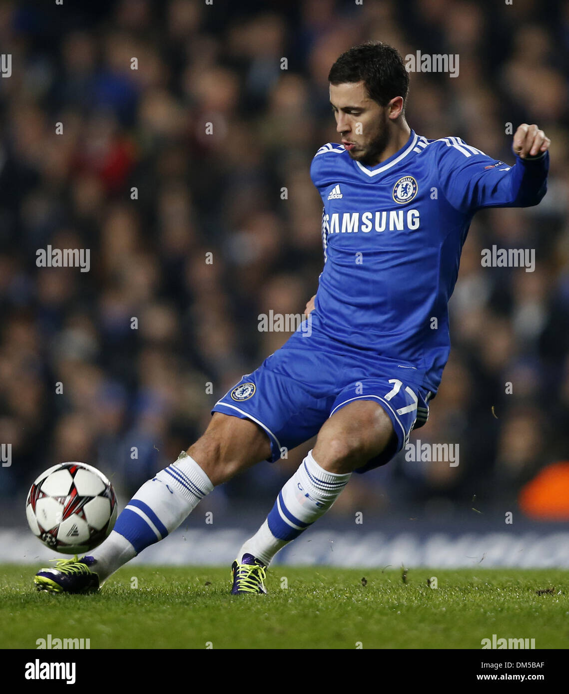 (131212) -- London, Dic 12, 2013 (Xinhua) -- Eden Pericolo di Chelsea passa la palla durante la UEFA Champions League Gruppo E match tra Chelsea e FC Steaua Bucarest a Stadio Stamford Bridge di Londra, Gran Bretagna, a Dic. 11, 2013. Chelsea ha vinto 1-0. (Xinhua/Wang Lili) Foto Stock