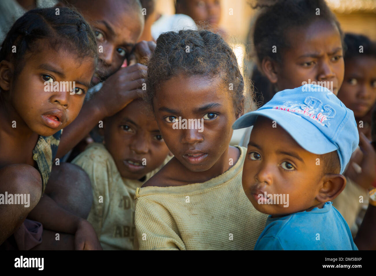 Una folla di bambini in Vatomandry distretto, Madagascar. Foto Stock