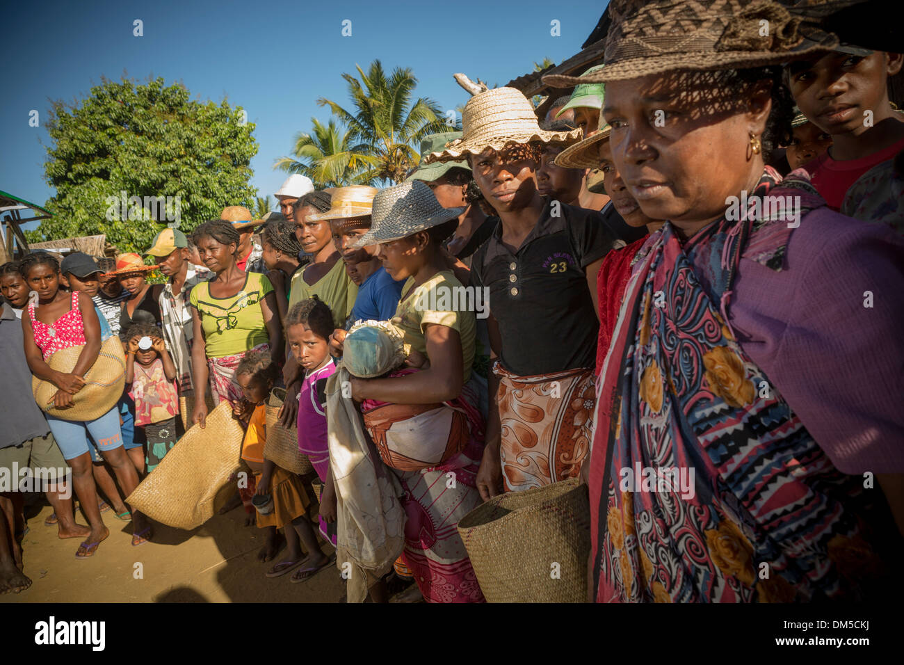 La gente in attesa per la distribuzione di aiuti alimentari in Vatomandry distretto, Madagascar. Foto Stock